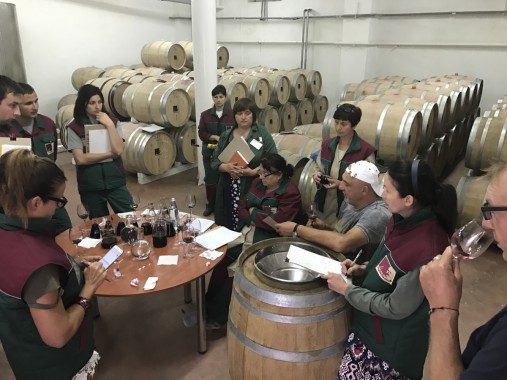 Команда "Колоніст" дегустує зразки вина з барріків.