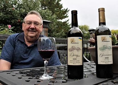 Продавец на пенсии привез украинское вино в Альберту